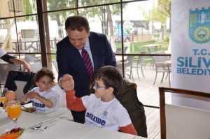 Öğrenciler Başkan Işıklar ile Öğle Yemeğinde Buluştu