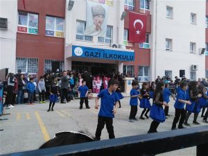 Gazi İlkokulu 23 Nisan Gösterisi Düzenledi