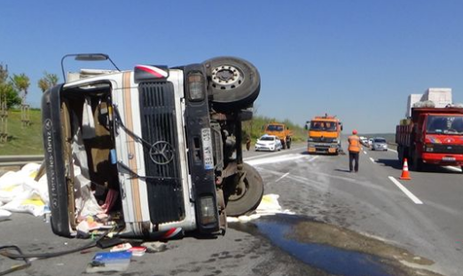 Otobanda Kamyonu Devirdi