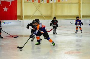 Buz Hokeyi Finalinde Miniklerin Madalya ve Kupa Heyecanı