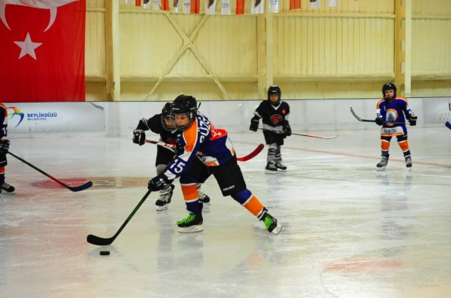 Buz Hokeyi Finalinde Miniklerin Madalya ve Kupa Heyecanı