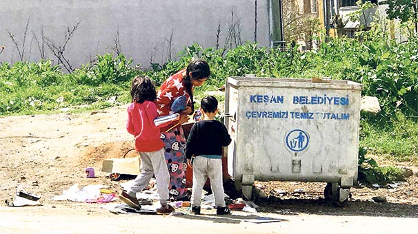 Çöpte Buldukları Defter ve Kalemlere Sevindiler