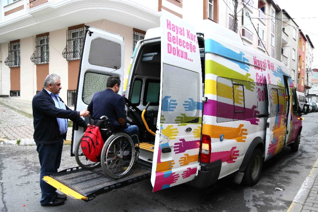 Engelli Seçmenler Asansörlü Araçlarla Taşınacak