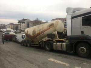 Freni Boşalan Beton Mikseri Park Halindeki Araçlara Zarar Verdi