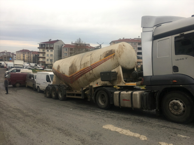 Freni Boşalan Beton Mikseri Park Halindeki Araçlara Zarar Verdi