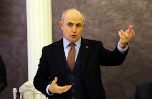 Başkan Akgün, İbrahim Erkal’ı Hastanede Ziyaret Etti