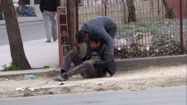 Esenyurt’ta Uyuşturucu Kullanan Gençler Kameraya Yansıdı