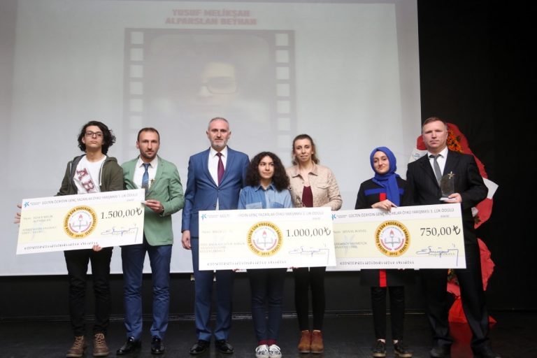 İSTANBUL’UN GENÇ KALEMLERİ KÜÇÜKÇEKMECE’DE ÖDÜLLENDİRİLDİ