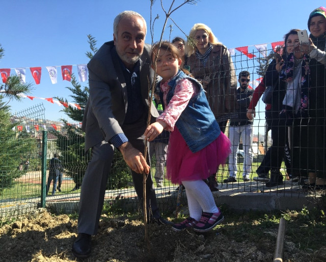 Otizme Farkındalık Oluşturmak İçin Fidan Diktiler