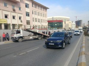 Otomobil Okul Duvarına Çarptı