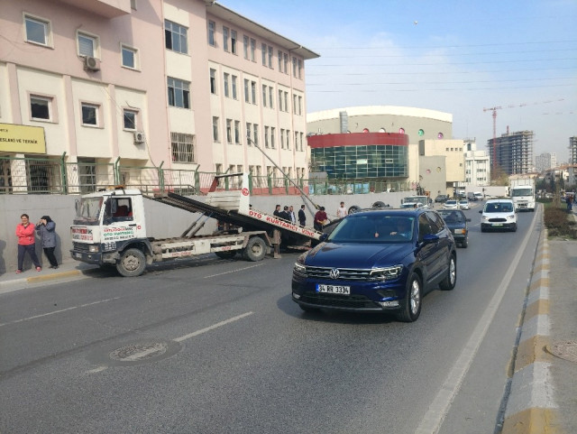 Otomobil Okul Duvarına Çarptı