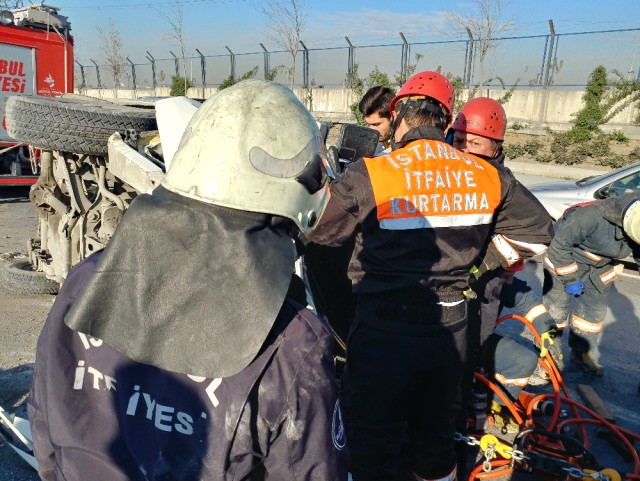 Yaralı Sürücüye Bagajdan Girerek Müdahale Ettiler