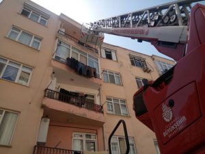 Ocakta unutulan yemek yangına sebep oldu