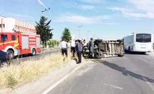 Yan yatan minibüsün sürücüsü yaralandı