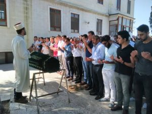 20 yaşındaki genç kız, sevenlerinin gözyaşları eşliğinde son yolculuğuna uğurlandı