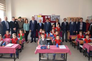 Vali Vasip Şahin Akalan İlk ve Ortaokulu’nu gezdi