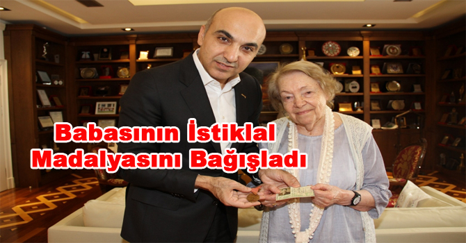İSTİKLAL SAVAŞINA KATILAN BABASININ MADALYASINI, BAKIRKÖY BELEDİYESİ ATATÜRK MÜZESİ’NE BAĞIŞLADI
