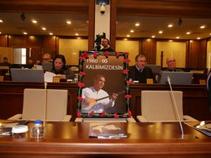 MECLİSTE SANATÇI EMRE SALTIK’VEFATININ BİRİNCİ YIL DÖNÜMÜNDE ANILDI