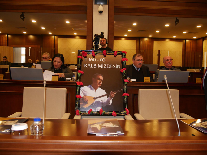 MECLİSTE SANATÇI EMRE SALTIK’VEFATININ BİRİNCİ YIL DÖNÜMÜNDE ANILDI