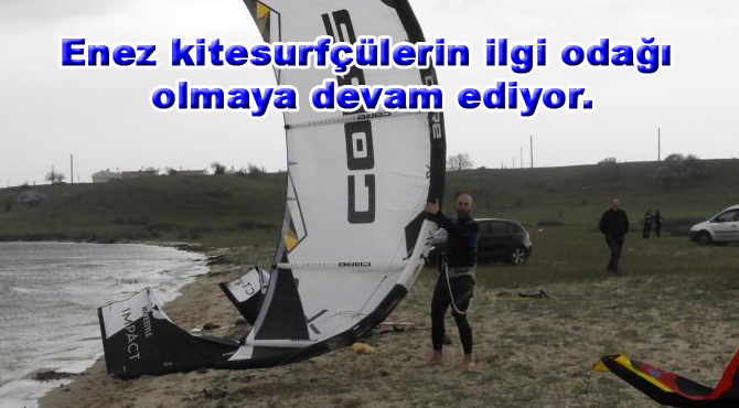 Enez kitesurfçülerin ilgi odağı olmaya devam ediyor.