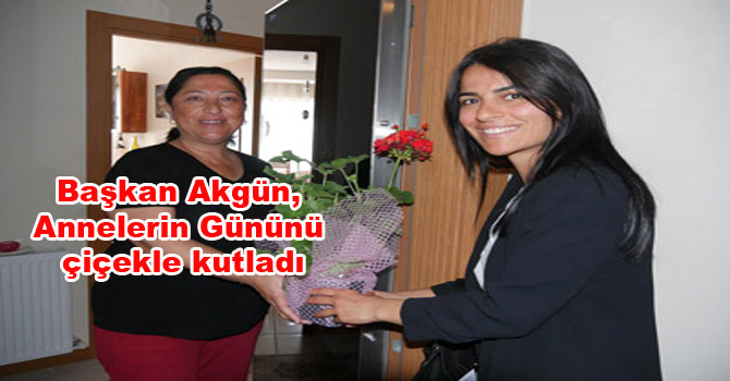 Başkan Akgün, annelerin gününü çiçekle kutladı