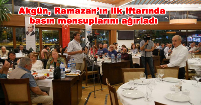 Akgün, Ramazan’ın ilk iftarında basın mensuplarını ağırladı