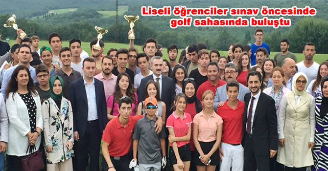 Liseli öğrenciler sınav öncesinde golf sahasında buluştu