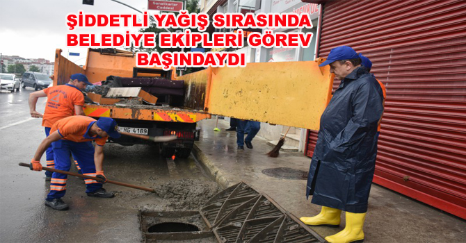 ŞİDDETLİ YAĞIŞ SIRASINDA BELEDİYE EKİPLERİ GÖREV BAŞINDAYDI