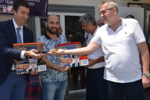 Başkan Cem Kara 1000. civcivi sahibine teslim etti