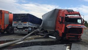 Karşı şeride geçen tır kamyonla çarpıştı