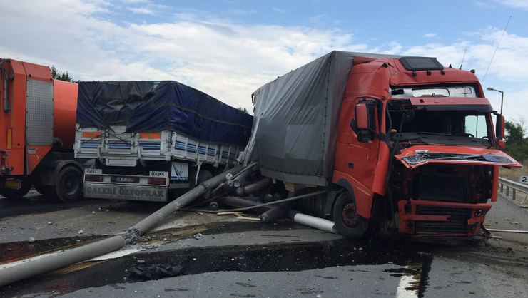 Karşı şeride geçen tır kamyonla çarpıştı