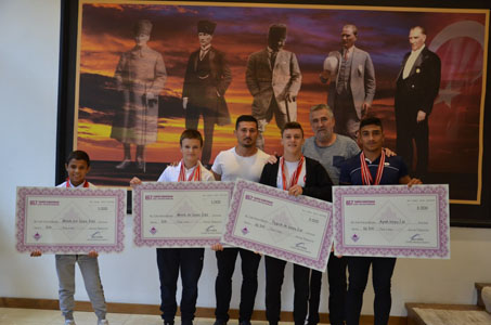 Kırkpınar Şampiyonları Ödüllerini Başkan Kara’nın Elinden Aldı