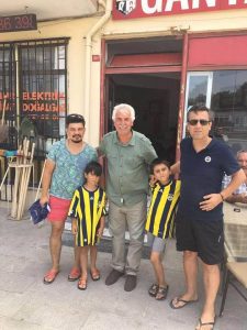 Silivri’li Fenerbahçeliler’den çocuklara forma sürprizi