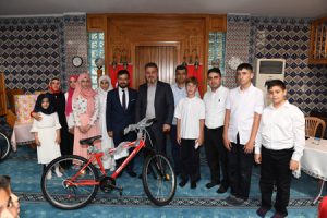 Bisiklet hediyesi yerine kitabı tercih etti