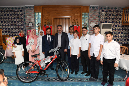 Bisiklet hediyesi yerine kitabı tercih etti