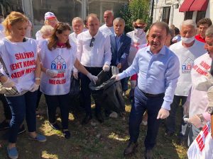 “Çöpünü sokağa atma, çöp kutusuna at” sloganıyla farkındalık yaratıldı.