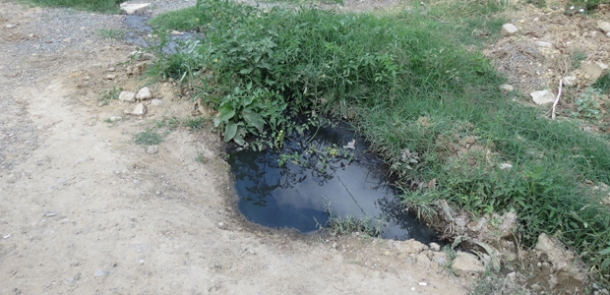 KANALİZASYON SULARI AYLARDIR YOLA AKIYOR