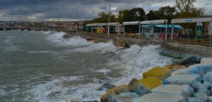 FIRTINA SAHİLİ SİLİP SÜPÜRDÜ