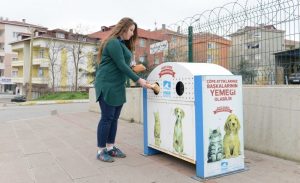 Sokak ve barınak hayvanları için ekmek toplama kutuları yaygınlaşıyor