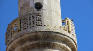 CAMİNİN ŞEREFESİ DÖKÜLÜYOR!