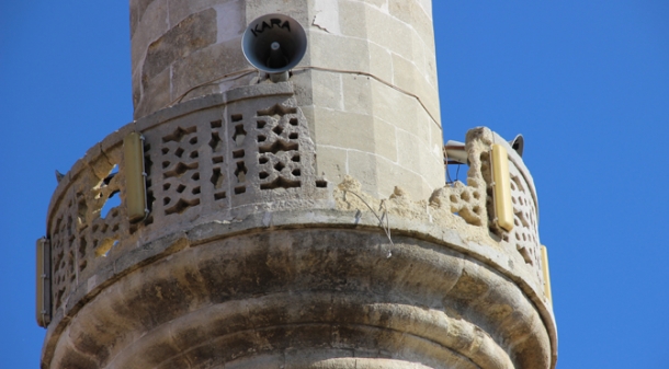 CAMİNİN ŞEREFESİ DÖKÜLÜYOR!