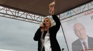 DERYA BAYKAL’A SEVGİ SELİ