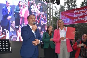 Işıklar Miting havasında  Aday Adaylık başvurusunu yaptı