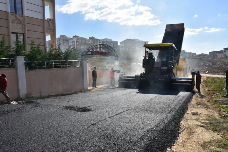 YENİ MAHALLE’DE ASFALTLAMA ÇALIŞMALARI DEVAM EDİYOR