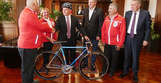 AKGÜN’E BİSİKLET HEDİYE ETTİLER