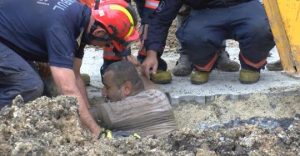 BEYLİKDÜZÜ’NDE 3 SAAT İŞÇİ TOPRAK ALTINDA KALDI