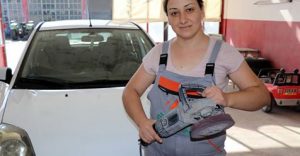 SANAYİ SİTESİNİN KADIN OTO BOYACISI