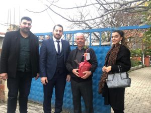 AK GENÇLERDEN EMEKLİ ÖĞRETMENLERE ANLAMLI HEDİYE