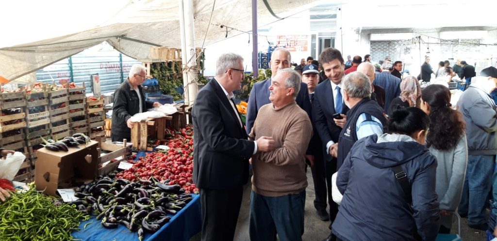 CEM KARA HALK PAZARINI ZİYARET ETTİ
