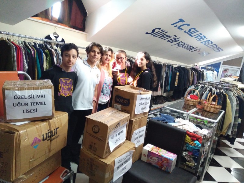 SOSYAL YARDIM MAĞAZASINA KIYAFET DESTEĞİ